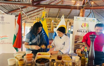 iComida india en Venezuela, Como parte de AKAM, la clase de cocina de delicias indias fue organizada por la Embajada con una participacion entusiasta. El chef Will Leal (Aprakrita Das) enseno a hacer Samosa, Paneer Tika, Gulab Jamun y Gajar Halwa. De hecho, quedo impresionado por el interes de los amigos de Venezuela.